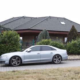 Makhmud je sám v domě, kde žili s Monikou, jako šťastná rodina. 