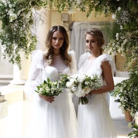 Oběma to ve svatebních šatech moc slušelo.