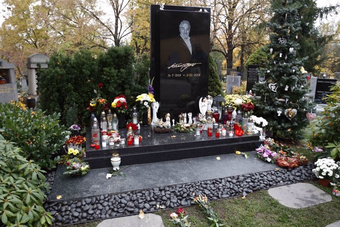 FOTO: Hrob zpěváka Karla Gotta. – stránka 219