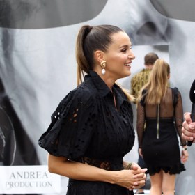 Iva se tváří hodně nad věcí. 