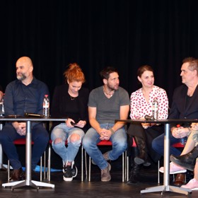 Martina Randová s hereckými kolegy během znovuotevření divadla Metro.