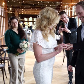 Konečně si nasadili prstýnky.