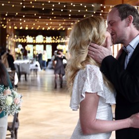 Romantický polibek nesměl chybět. 