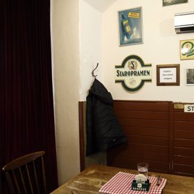 Nechybí stůl štamgastů.