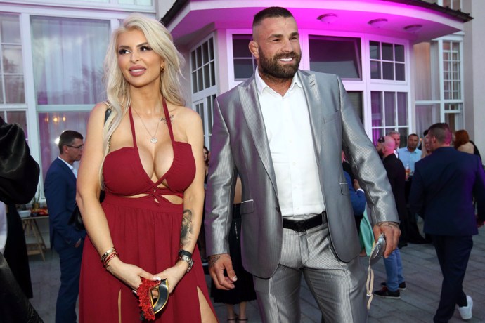 FOTO: Do Varů minulý rok zavítal i Karlos Vémola s Lelou Ceterovou. Lela na sobě měla opravdu odvážné šaty. – stránka 215