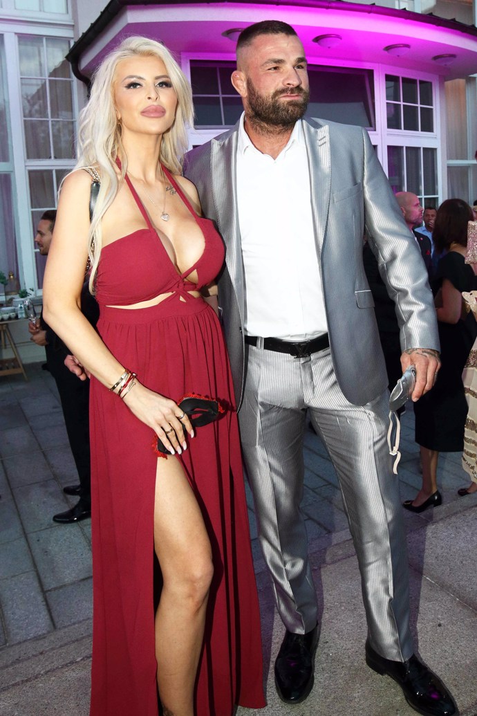 FOTO: Lela oblékla šaty s nepřehlédnutelným výstřihem. – stránka 2031