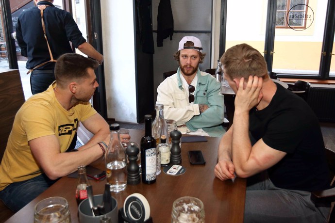 FOTO: Čeští reprezentanti slavili bronzové medaile v centru Prahy. – stránka 257