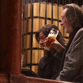 Bolek se po premiéře osvěžil sklenkou piva.