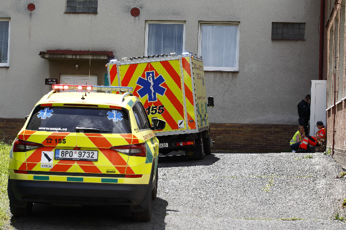 FOTO: K vlakové nehodě museli přijet záchranáři i policie. – stránka 14
