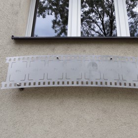 Pamětní deska je umístěna na domě, kde Tomáš Holý prožil většinu života.