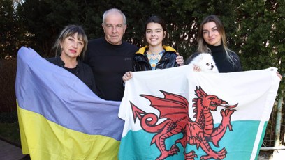 FOTO: Ukrajinsko-velšská rodina s vlajkami obou zemí.