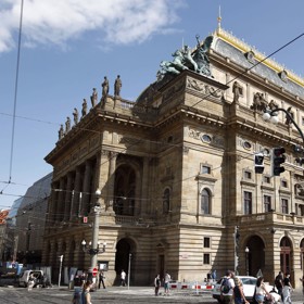 Národní divadlo se zahalilo do smutku.