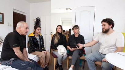 FOTO: Rodina je nyní v bezpečí v Praze.