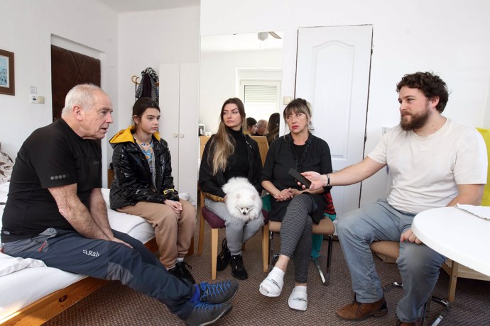 FOTO: Rodina je nyní v bezpečí v Praze. – stránka 1268