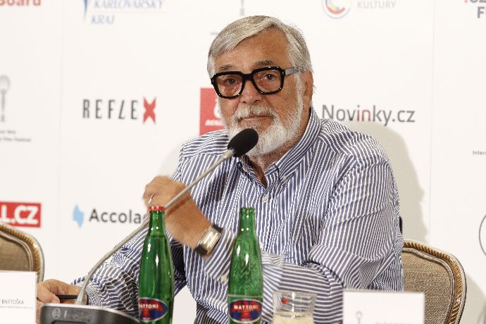 FOTO: Jiří Bartoška. – stránka 906