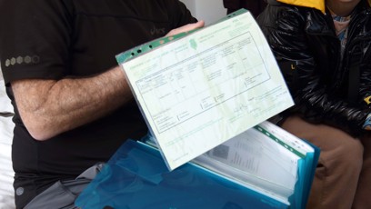 FOTO: Gareth ukazuje dokumenty nutné k vstupu do Británie.