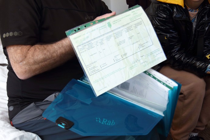 FOTO: Gareth ukazuje dokumenty nutné k vstupu do Británie. – stránka 1267