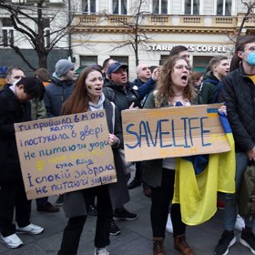 Demonstranti vykřikovali silná hesla. 