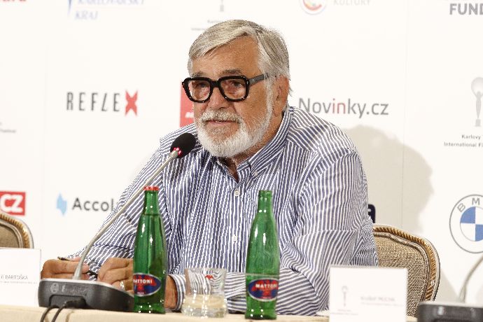 FOTO: Bez Jiřího Bartošky si nikdo festival ve Varech neumí představit. – stránka 902