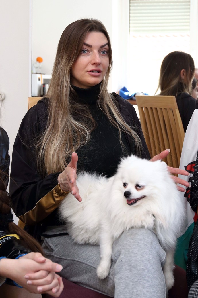 FOTO: Anhelina se svým psem Ginou. – stránka 1265