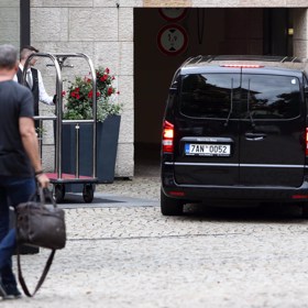 Auto zajíždí do útrob hotelu.