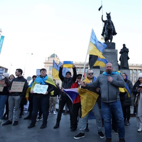 Protestující na Václavském náměstí proti vojenské invazi na Ukrajinu.