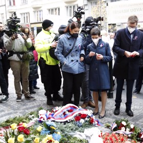 Květiny přišli položit i všichni čtyři poslanci Pirátů.
