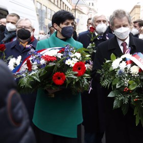 S věnci přišli i senátor Miloš Vytrčil a politička Markéta Pekarová Adamová.