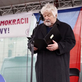 Podle bývalého premiéra a předsedy Senátu Petra Pitharta by měli kandidáti s menší šancí na úspěch ve volbách ustoupit ze svých pozic ve prospěch nejsilnějšího kandidáta.