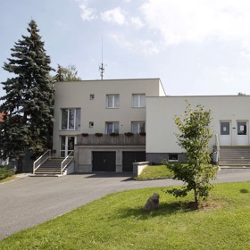 Náves ztratila seriálovou romantiku.