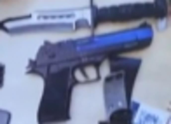 FOTO: Měl u sebe i plynovou pistoli a nůž. – stránka 1299