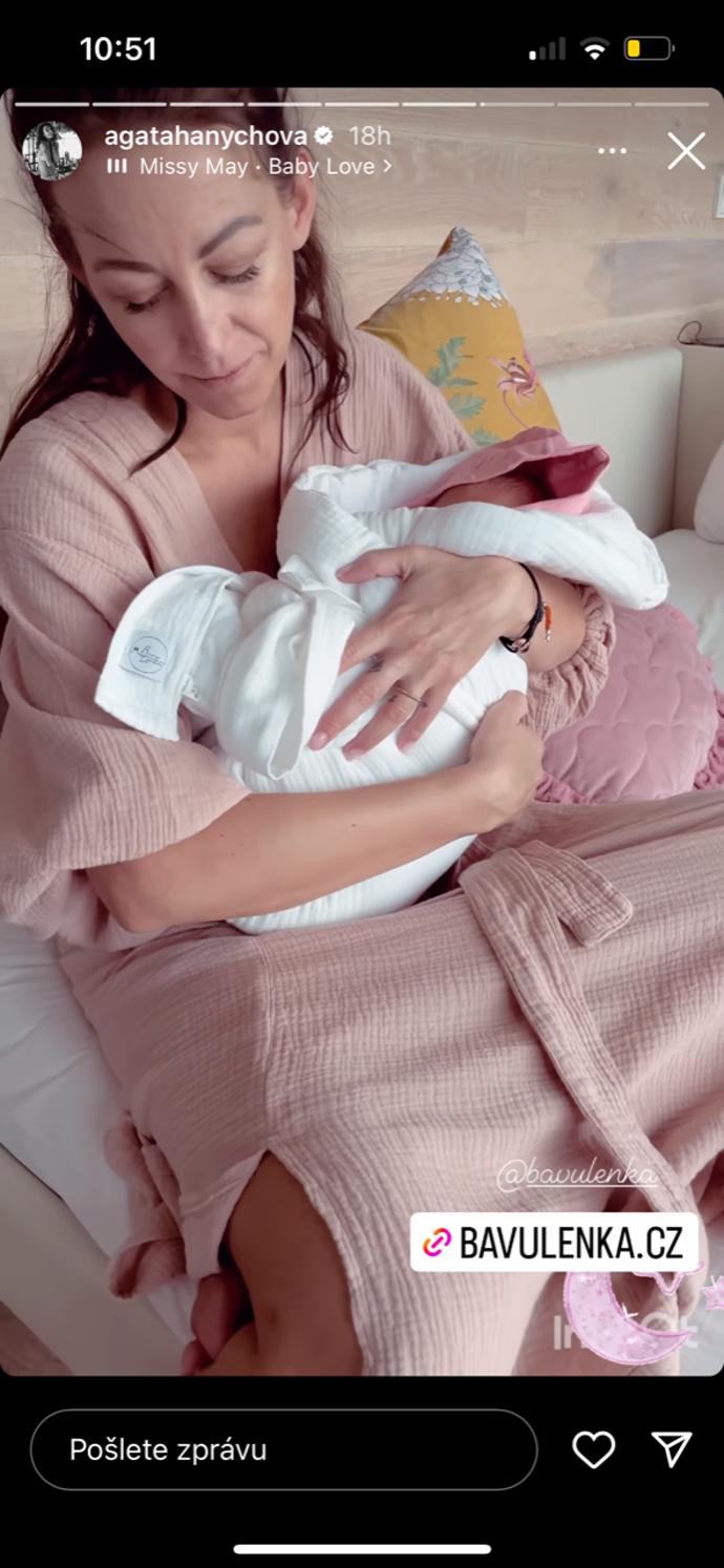 FOTO: Agáta Hanychová ukázala malou Rozárku. – stránka 2604