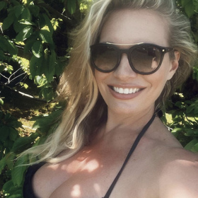 Lucie Borhyová ukázala svůj nadupaný dekolt.