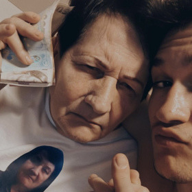 Na sociální sítě ji přivedl vnuk. Ten jí pomáhá s tvořením obsahu, ale mnohé zvládá již sama. 