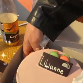 Nechyběl růžový dort s nápisem Lilianne.