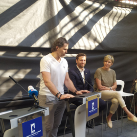 "Budeme mít nejchytřejší tým v Česku," pobavil Jágr na tiskové konferenci.