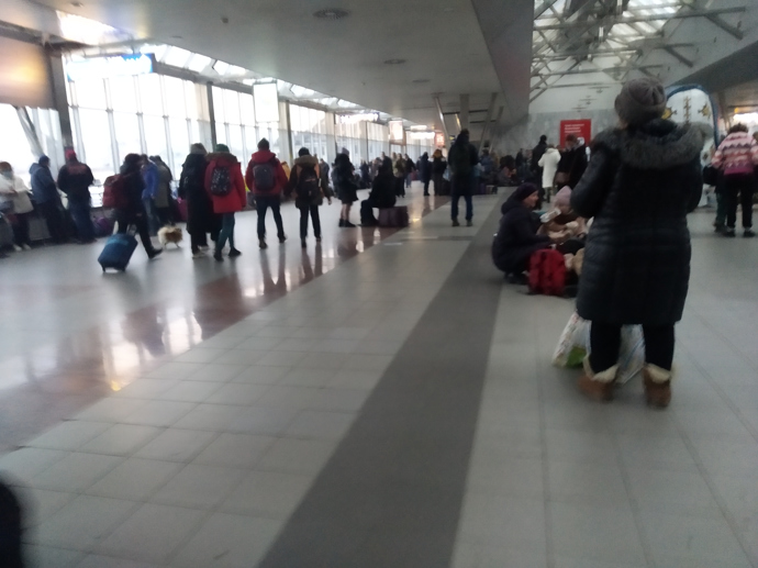 FOTO: Uprchlíci z Ukrajiny si s sebou berou jen to nejnutnější. – stránka 1406