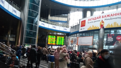 FOTO: Na vlak z Kyjeva čekaly stovky lidí.