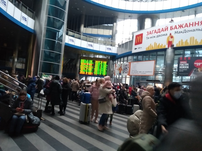 FOTO: Na vlak z Kyjeva čekaly stovky lidí. – stránka 1408