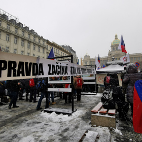 Demonstranti zaplnili střední část horní poloviny Václavského náměstí. 