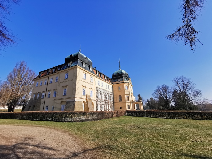 FOTO: Lánský zámek zvenčí. – stránka 18