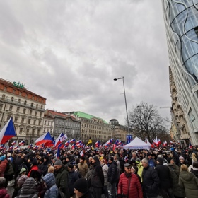 Spousta lidí se semkla a demonstrují proti bídě.
