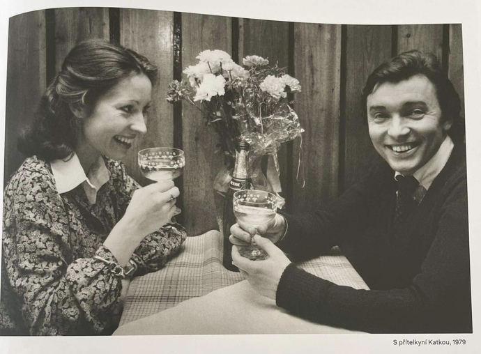 FOTO: Karel Gott s krásnou Kateřinou v roce 1979. – stránka 119