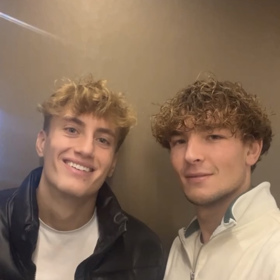 Do nemocnice ho doprovázel kamarád z Love Island Zbyněk. 