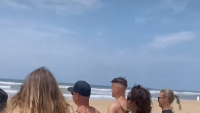 FOTO: Namísto čerstvé zamilovanosti, si Agáta užívá pozornosti mladých surfařů.