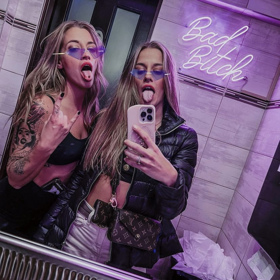 Silvia se svou sestrou, dvojčetem Evelin. 