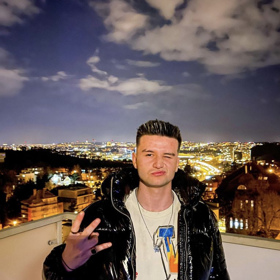 Geybn mate klidem, který z něj před zápasem vyzařuje. Nikdo neví, co od něj může očekávat. 