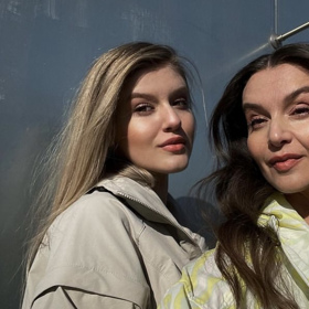 Natálie se svojí maminkou. Jakoby jí z oka vypadla. 