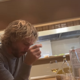 Pavel Nedvěd je fotbalu věrný i během společné večeře.