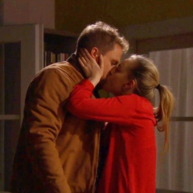 Sid se vrhne na fotografa Filipa Jandu.